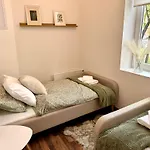 13 شقة غيور